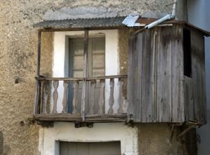 Centro storico, dettaglio di un balcone ligneo