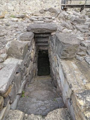 Sardara, Sant'Anastasia, scala di accesso al pozzo sacro