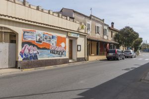 figure maschili e femminili con vedute di chiese e paesaggi