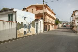 paesaggio campestre con figura maschile e animale