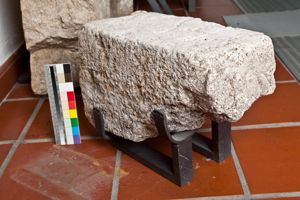 sarcofago/ coperchio a lastra con iscrizione