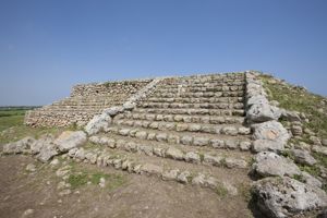 Sassari, Monte d'Accoddi, scalinata