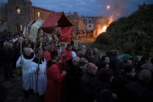 I fedeli compioni tre giri intorno al fuoco