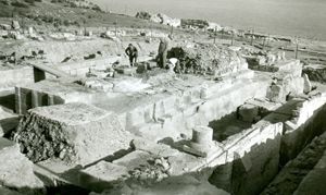 Gennaro Pesce (al centro) segue gli scavi al tempio “delle semicolonne doriche” nel 1958