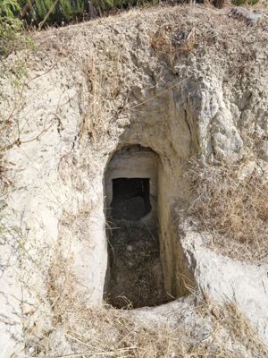 Senorbì, necropoli di Monte Luna, ingresso di una tomba