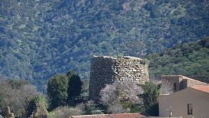 1. Armungia. Veduta sul nuraghe al centro del paese.