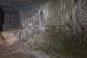 Anela, Sos Furrighesos, tomba 8, parete sud della cella b