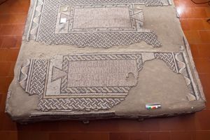 mosaico con iscrizione