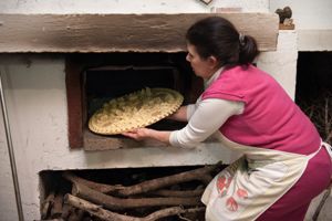 Il pane viene messo al forno per una breve cottura