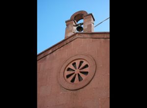 Chiesa del Salvatore, campanile a vela e rosone