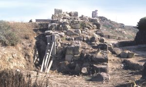 Sezione delle mura di Murru Mannu, tagliate da un intervento di spoglio tardo-romano