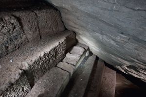 Morgongiori, Scala'e cresia, Sa grutta de is Caombus, coppella e rilievo mammillare