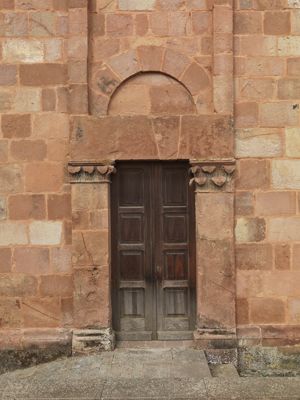 Ghilarza, chiesa di San Pietro di Zuri, porta laterale
