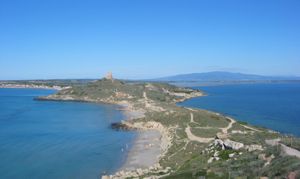 L’istmo di Sa Codriola e il colle di S. Giovanni con l’abitato di Tharros visti da Capo S. Marco