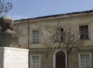 Rione San Pietro, busto e Casa Chironi