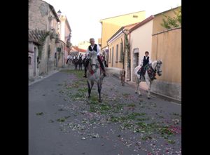 Cavalieri per le strade del paese