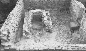 L’edificio funerario visto da ovest, in corso di scavo nel 1981 (da C. Tronchetti, Tharros XXIV. Lo scavo della postierla e dell’edificio funerario nel fossato – Anno 1981, in Rivista di Studi Fenici, XXV, 1997, tav. V, 1).