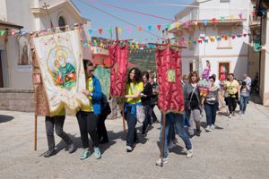 La processione percorre le vie del paese