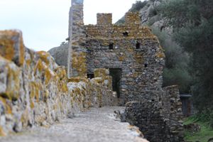 Il borgo, torre quadrata