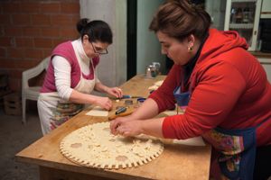 Luciana Cossu mentre decora il pane