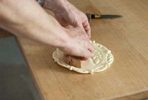 Il pane viene decorato con i timbri