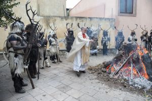 Il parroco Don Giovanni Cuccui compie tre giri intorno al fuoco