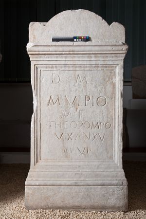 ara funeraria con iscrizione