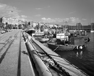 Il Fronte Di Via Roma Davanti Al Porto Commerciale