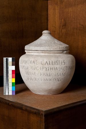urna a vaso con iscrizione