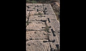 Particolare del basamento della torre di S. Giovanni con gli incassi a coda di rondine per l’inserzione delle grappe