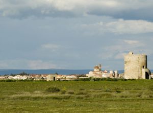 Torre di Su Pottu e sullo sfondo l’abitato di Cabras