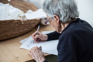 Antoniangela prepara le parti di pane e cozzula de casu per s'imbiatu