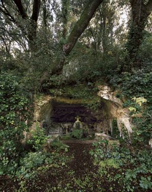 Sorgente Con Cappella Votiva Ipogea