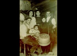 Famiglia di ramai (foto Archivio Museo per l’arte del rame e del tessuto)