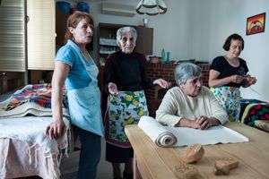 Un momento di preghiera prima della preparazione del pane