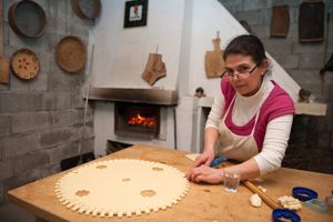 Giovanna Lisai decora il bordo