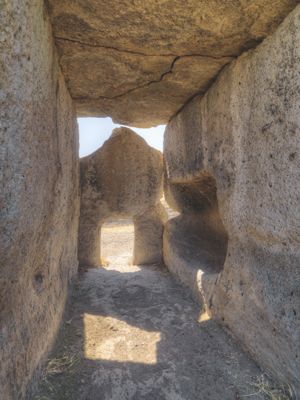 Mores, dolmen di Sa Coveccada, interno