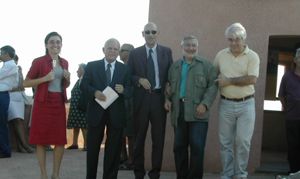 Foto di gruppo: da sinistra la Curatrice del Museo dott. Carla Del Vais, l’allora Soprintendente Archeologo dott. Vincenzo Santoni, l’allora Sindaco di Cabras dott. Efisio Trincas, il Prof. Enrico Acquaro e l’allora Assessore alla Cultura dott. Alfredo Asuni