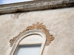 Palazzo municipale, dettaglio del fregio delle finestre