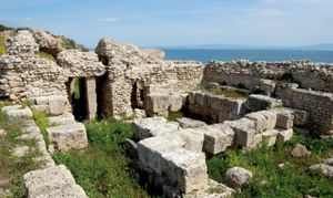 Vano delle terme n. 1 con grandi blocchi di fondazione in arenaria