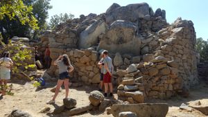 Turisti in visita al villaggio nuragico Gennaccili