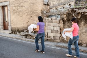 Le donne si recano casa per casa portando s'imbiatu