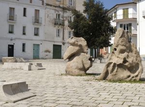 Piazza Sebastiano Satta: i monoliti realizzati da Costantino Nivola