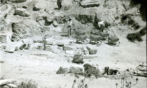 Operai al lavoro a nord del tempio “delle semicolonne doriche” nel 1958