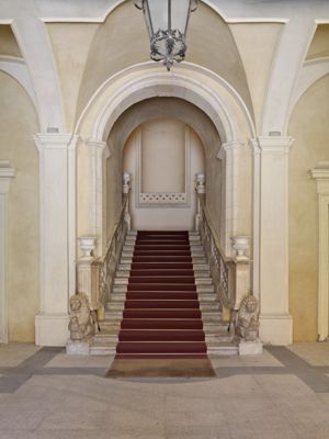 Cagliari, Palazzo regio, atrio con scalone d'accesso al piano nobile