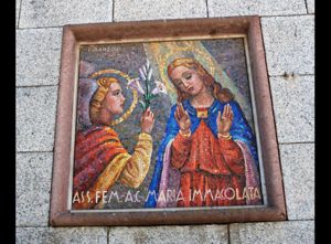 Nuova Chiesa di Nostra Signora delle Grazie, dettaglio di uno dei mosaici in facciata