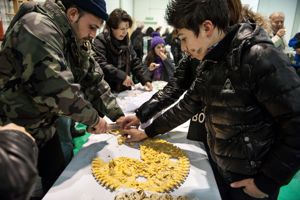 Piccoli pezzi de s'Ardia vengono portati via dai presenti in segno di buon augurio