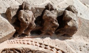 Sant’Antioco di Bisarcio, facciata, cornice con figure umane (?)