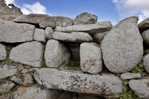 Alà dei Sardi, Sos Nurattolos, particolare dell'architrave della fonte sacra