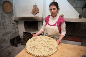 Giovanna Lisai mostra il pane prima di essere infornato